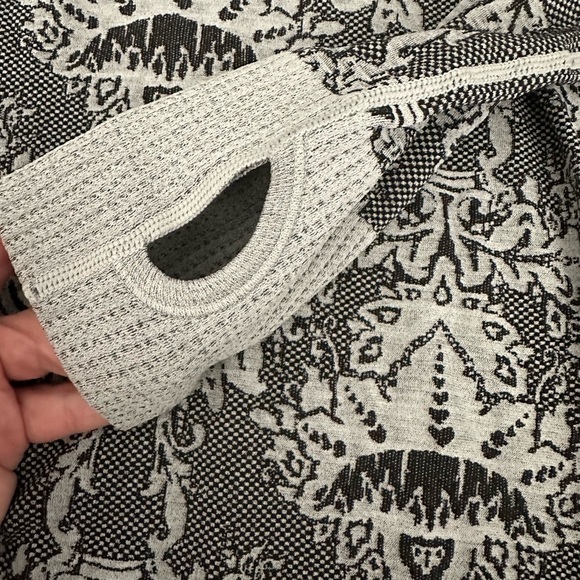 ATHLETIC ESSENTIALS Women’s Gray Black Print Yoga Athletic L/S Top R $79 - Picture 4 of 8